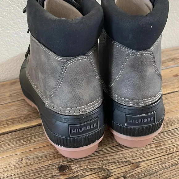 TOMMY HILFIGER
COLORBLOCK DUCK BOOT - Picture 9 of 9